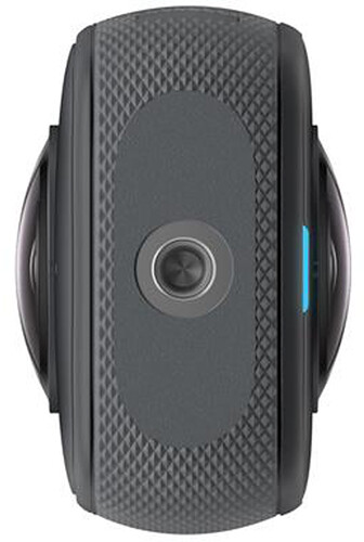 Szürke, ovális alakú 360°-os kamera kettős lencsékkel. Központi gombbal.