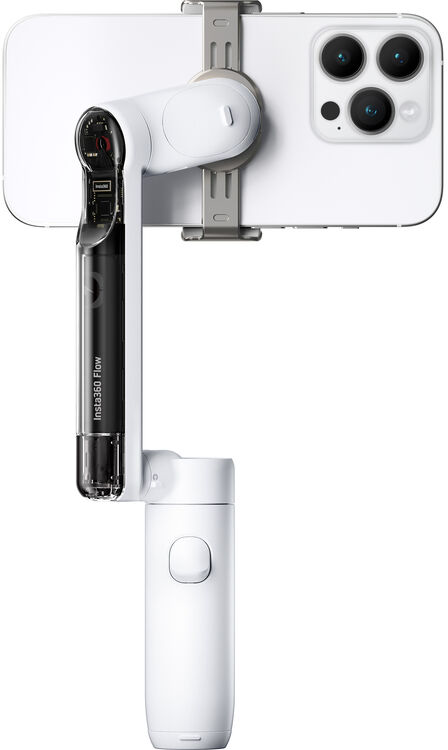 Egy fehér gimbal telefonnal, látható fekete Insta360 Flow testtel és kamerával.