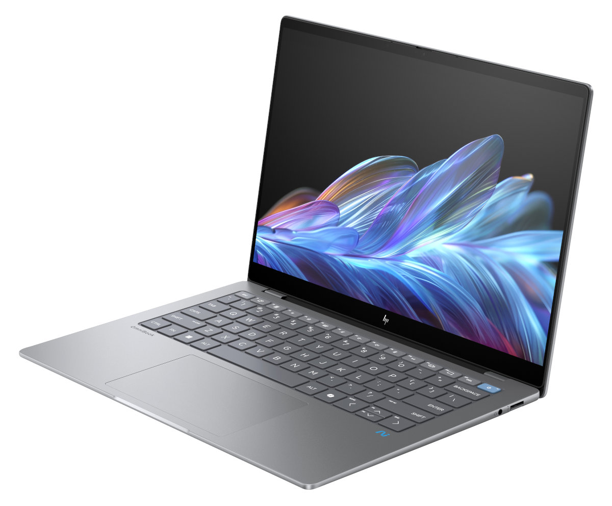 Srebrny laptop z ciemnym ekranem, otwarty pod kątem. Klawiatura jest widoczna.