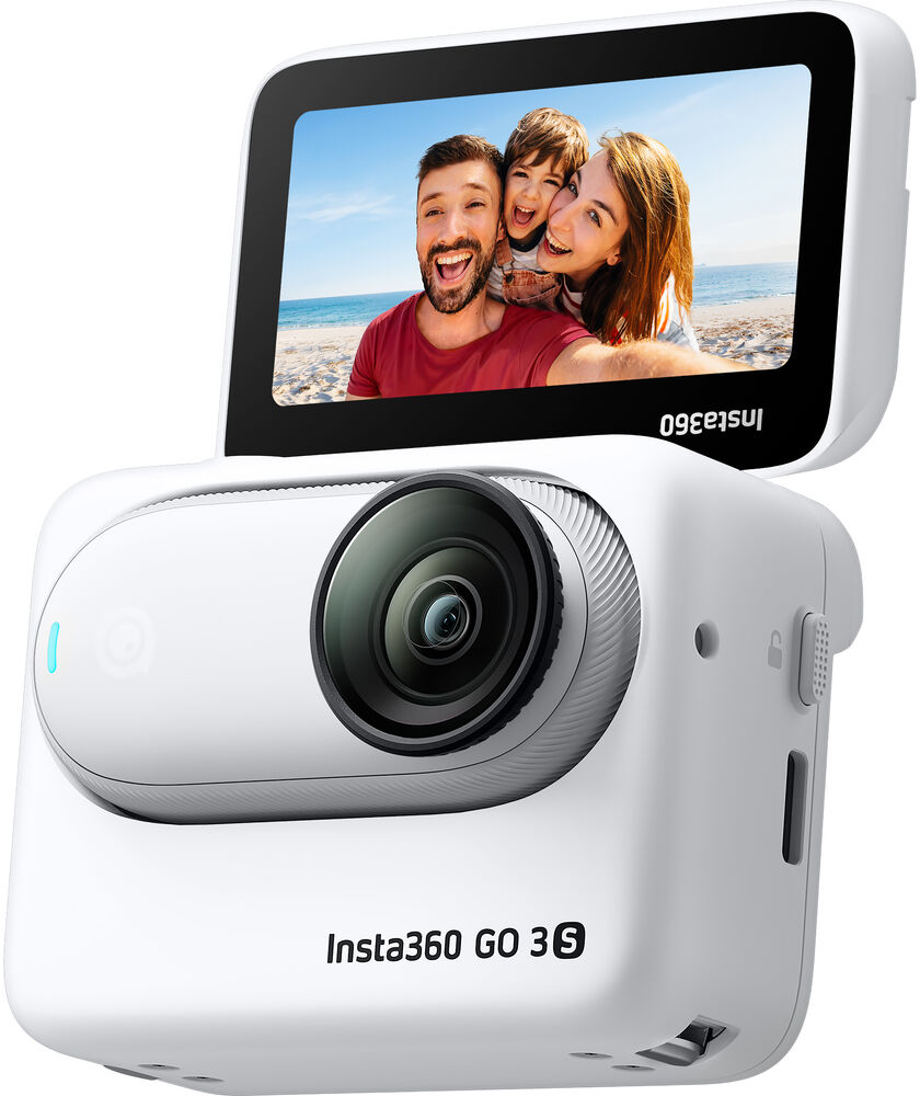 Fehér Insta360 GO 3S kamera szelfi képernyővel, családi fotót mutatva.