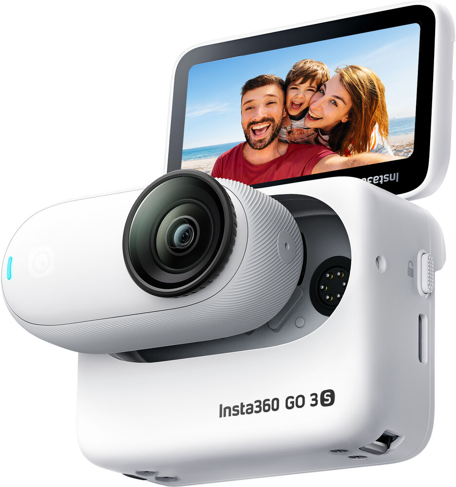 Fehér Insta360 kamera, a képernyőn egy családi fotó látható.