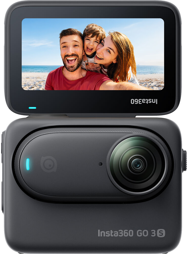 Fekete Insta360 kamera családi szelfivel a képernyőn, háttérben az ég.