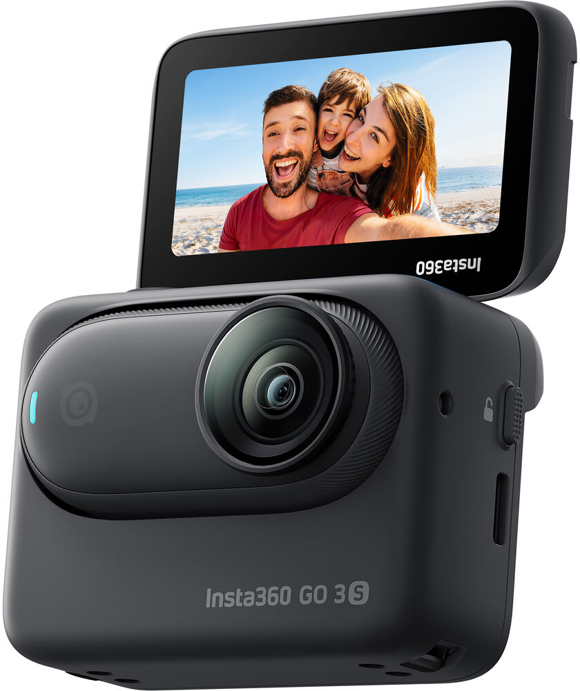 Insta360 kamera, képernyőn családi fotóval a strandon.