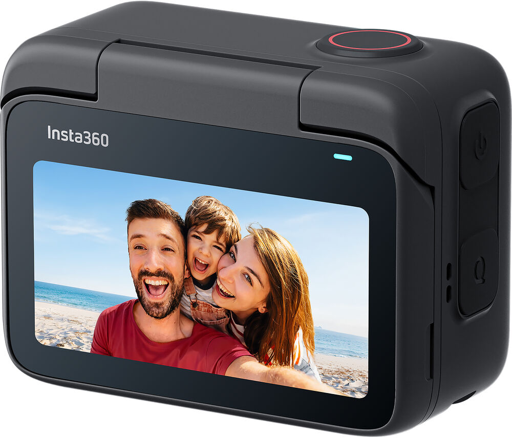 Egy Insta360 kamera, amely egy családi portrét jelenít meg a képernyőjén.