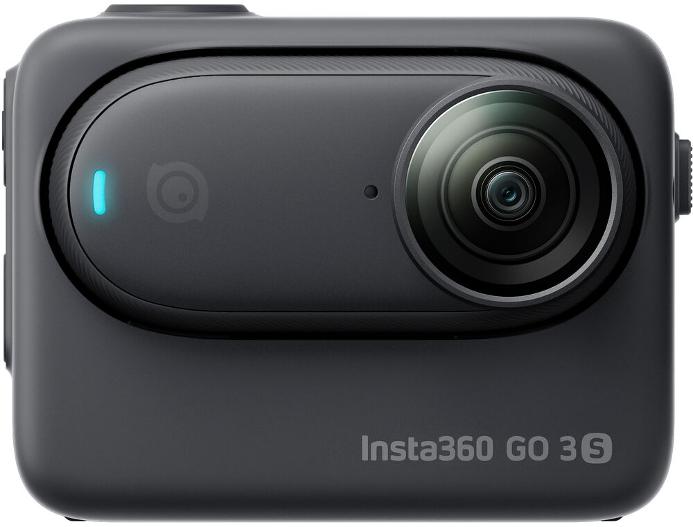 Fekete akciókamera lencsével, Insta360 GO 3S felirattal, fehér felületen.