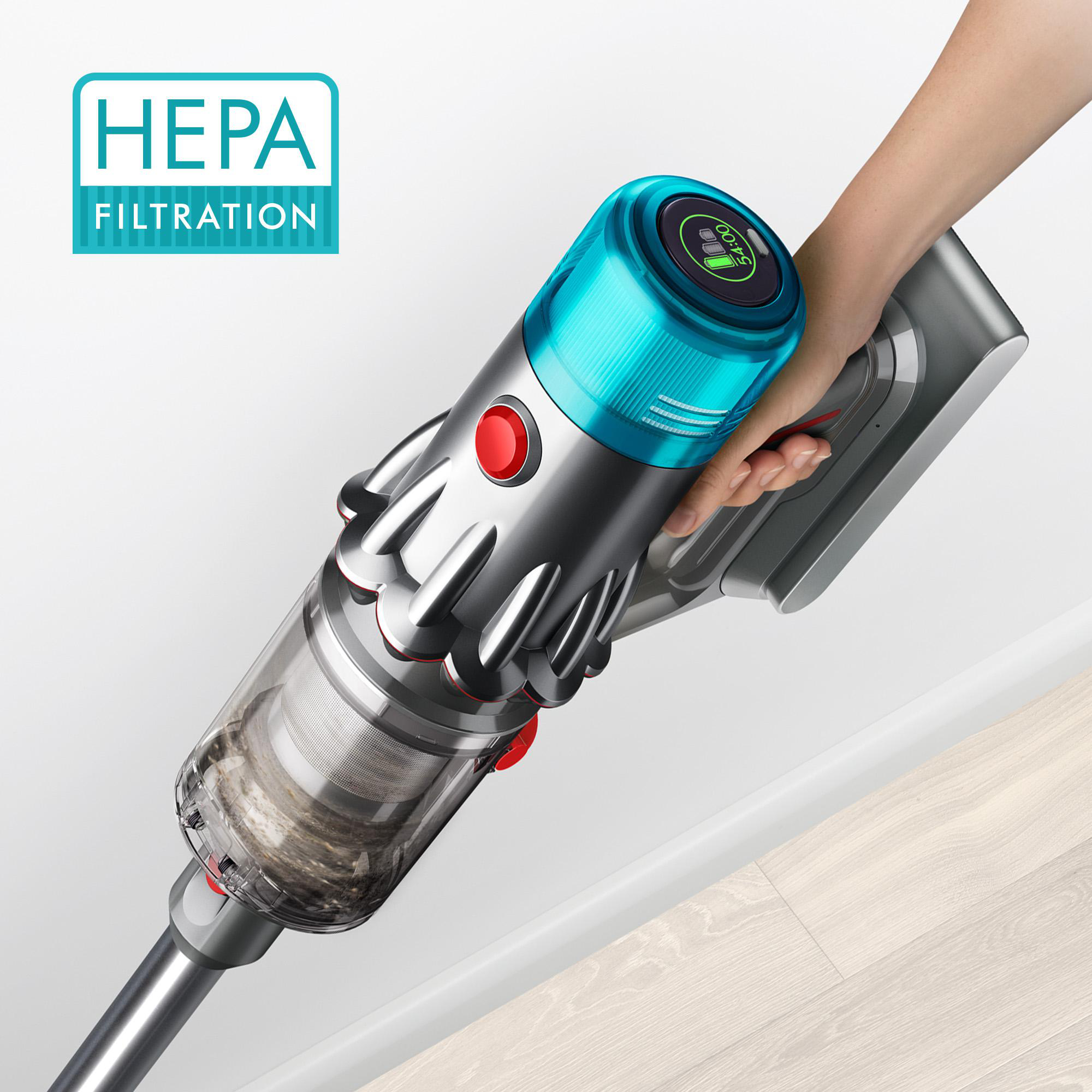 Hand, die einen silbernen und blauen kabellosen Staubsauger hält. HEPA-Filtrationsetikett sichtbar.
