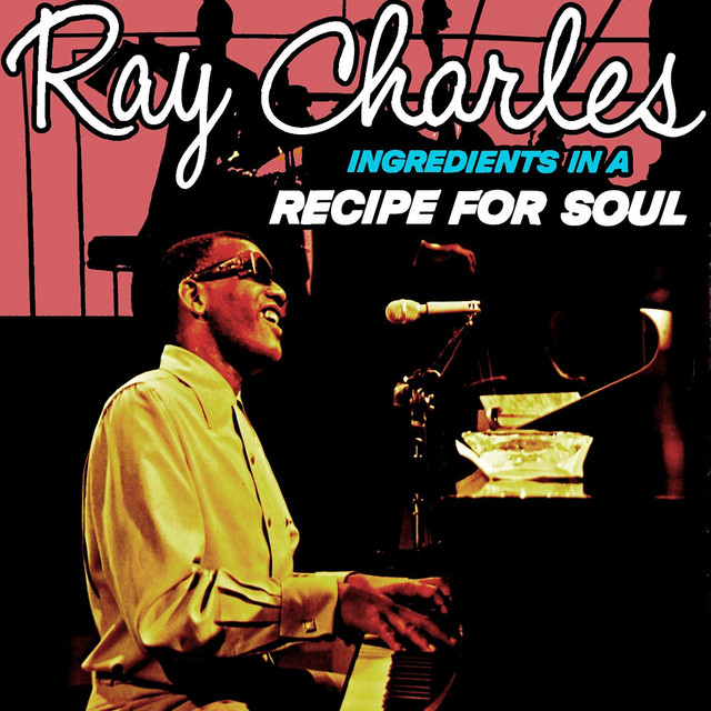 Ray Charles zongorázik, énekel, színpadi környezetben. Szöveg: Ingredients in a Recipe For Soul.