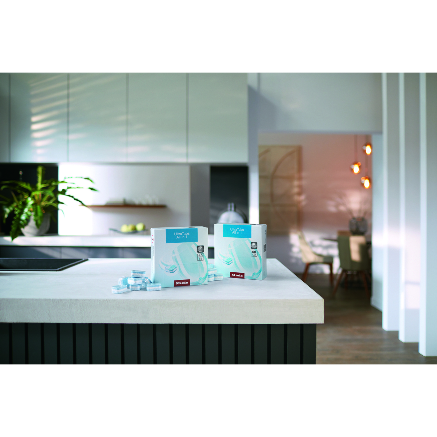 Deux boîtes de tablettes pour lave-vaisselle Miele All in 1 sur un comptoir.