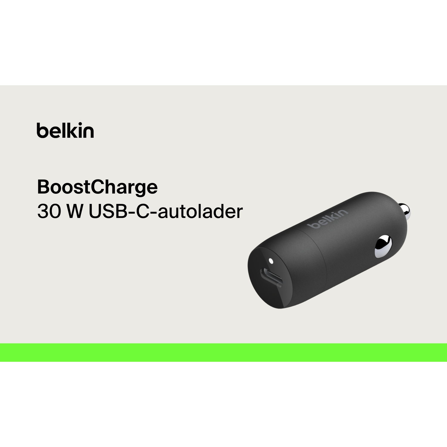 Een zwarte Belkin autolader met de woorden "belkin" en "BoostCharge" op een witte achtergrond.