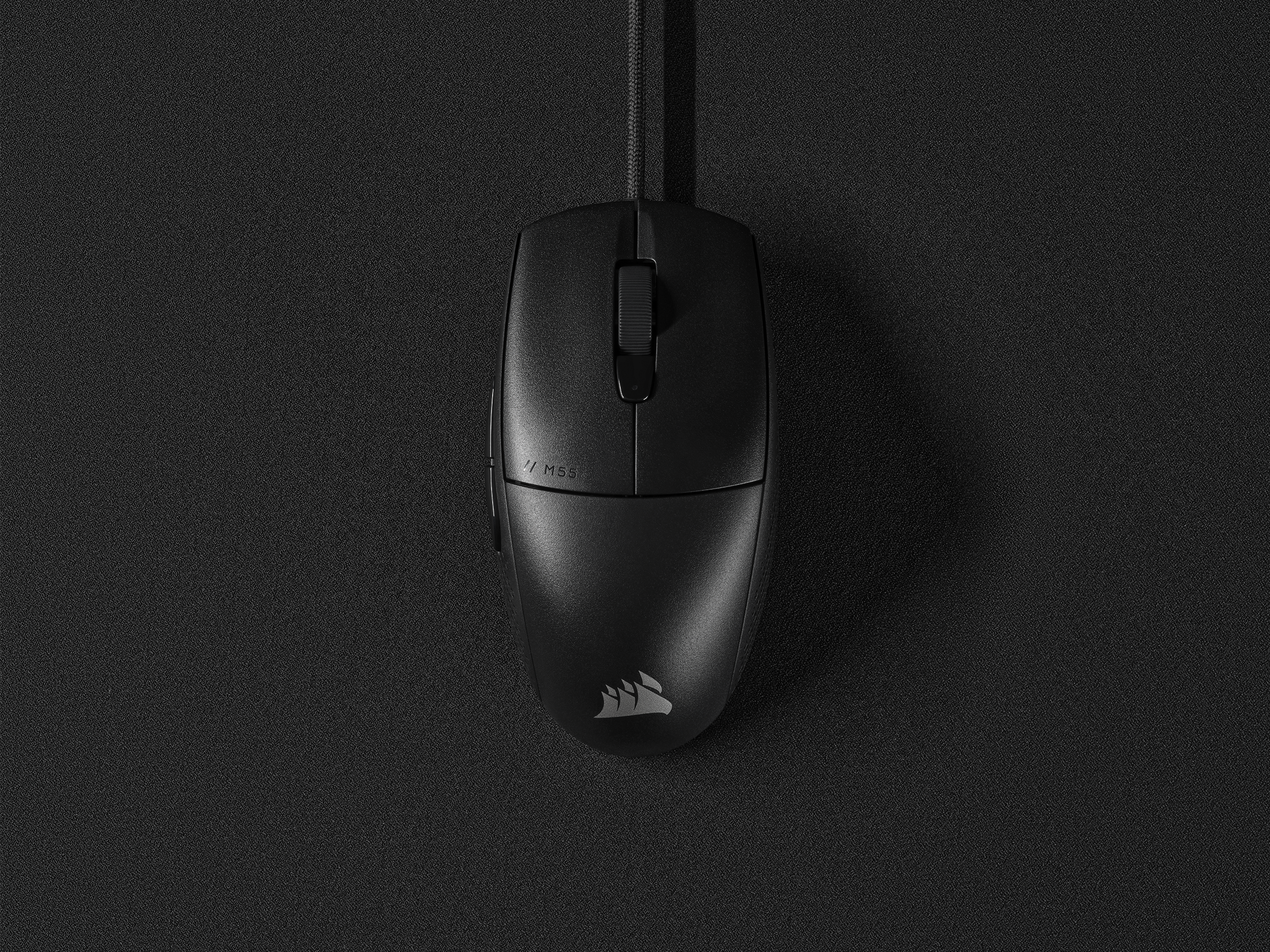Schwarze Gaming-Maus auf schwarzer Oberfläche mit Corsair-Logo.