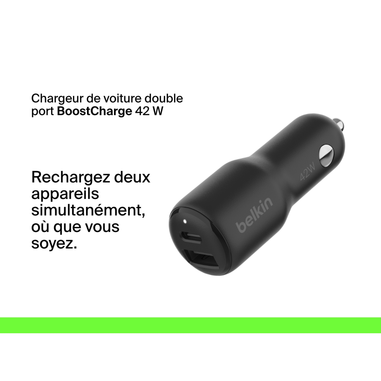 Un chargeur de voiture noir avec un logo Belkin blanc et deux ports USB, avec du texte expliquant ses fonctionnalités.