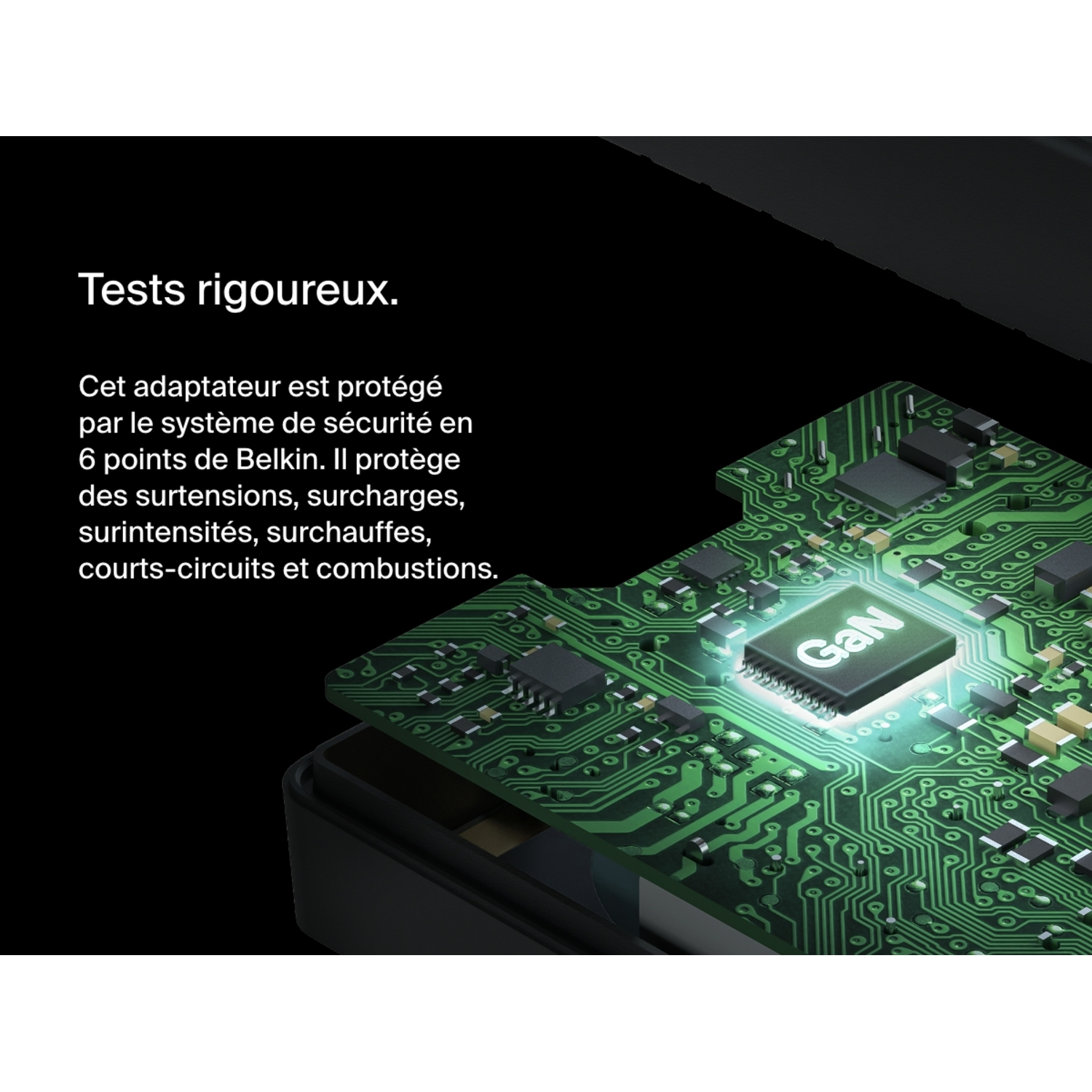 Un circuit imprimé avec une puce GaN, texte sur les caractéristiques de sécurité Belkin.