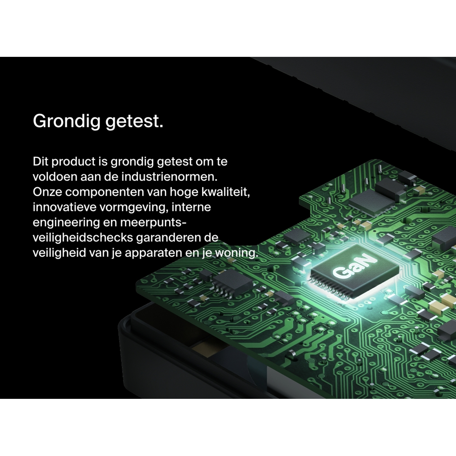 Close-up van een printplaat met een GaN-chip. Groen en zwart ontwerp. Donkere achtergrond.