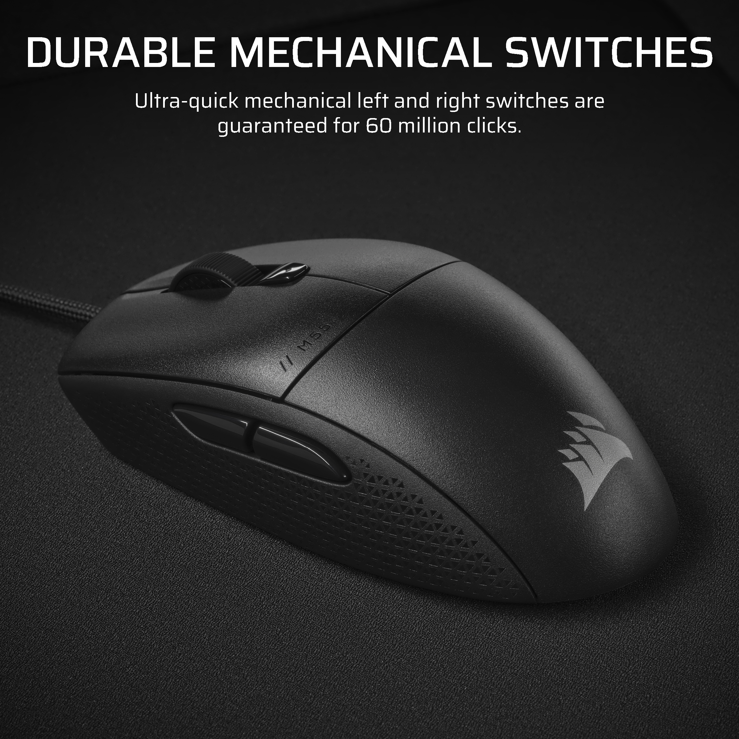 Schwarze Gaming-Maus mit Text: LANGLEBIGE MECHANISCHE SCHALTER. Corsair-Logo, schwarze Oberfläche.