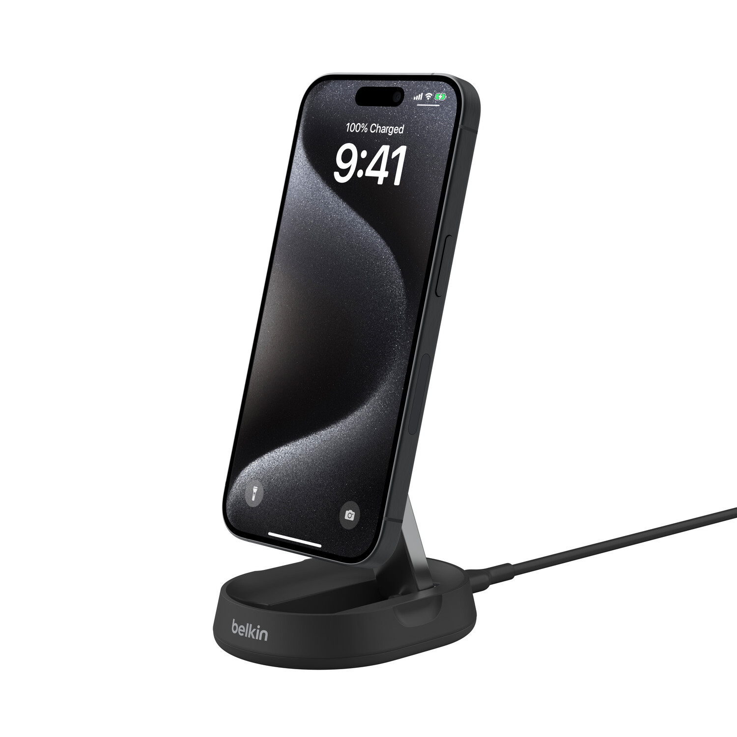 Zwarte iPhone op een oplaadstandaard. Het scherm toont een vergrendelscherm met de tijd 9:41.