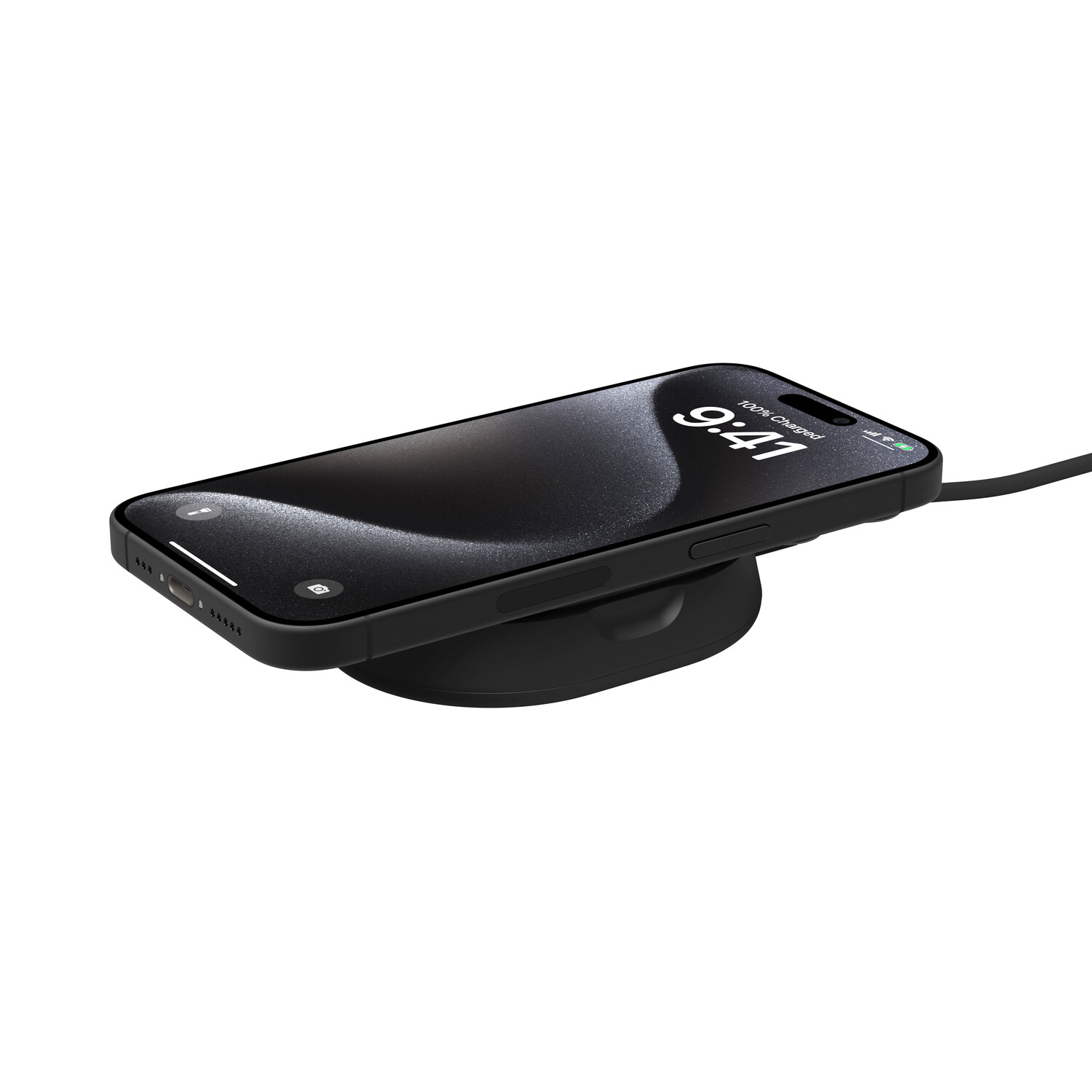 Zwarte telefoon draadloos opladen op een zwart oplaadpad.