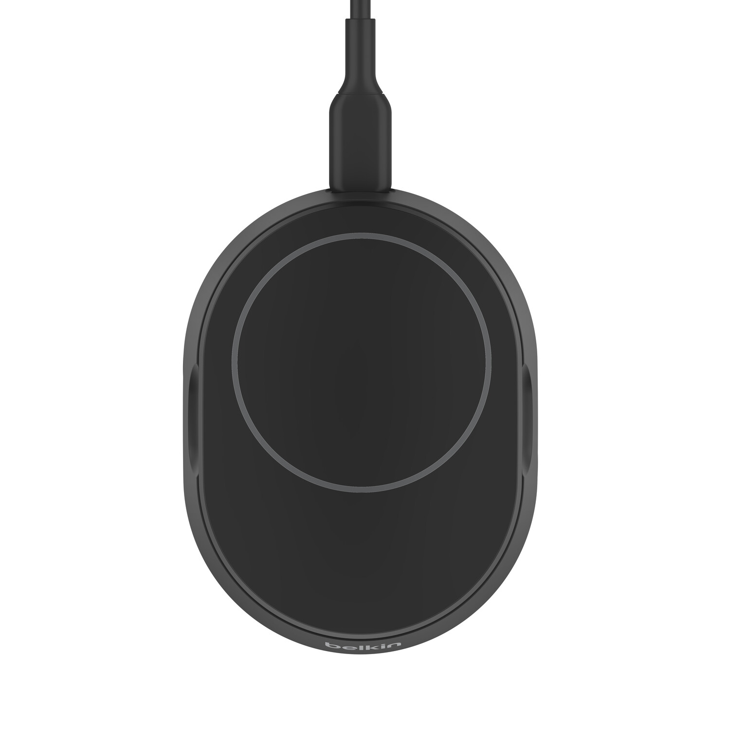 Zwart draadloos oplaadpad met zwarte kabel. Het heeft een Belkin-logo.