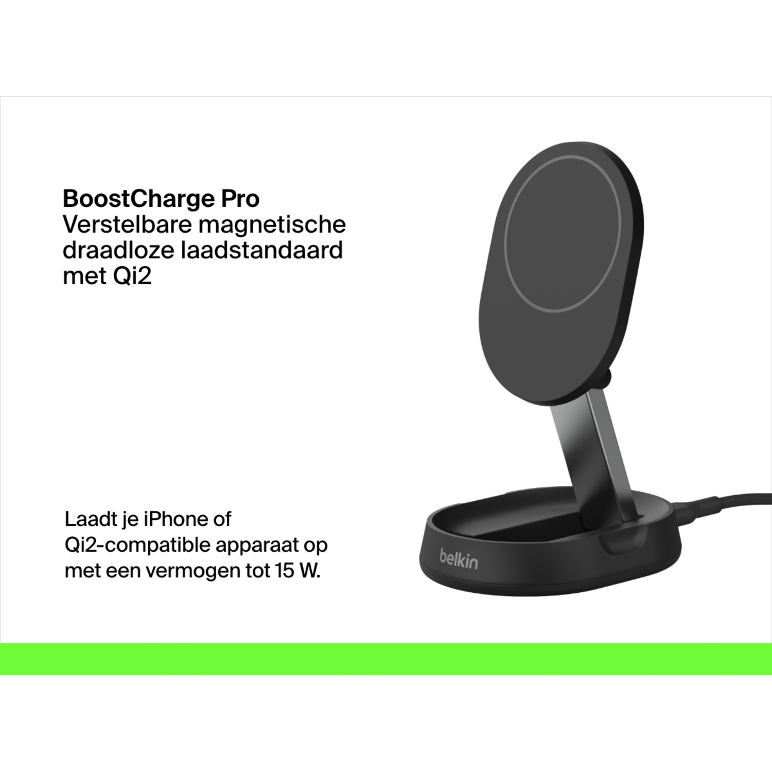 Zwarte en zilveren oplaadstandaard met een telefoon erop. Witte achtergrond, tekst over het product.