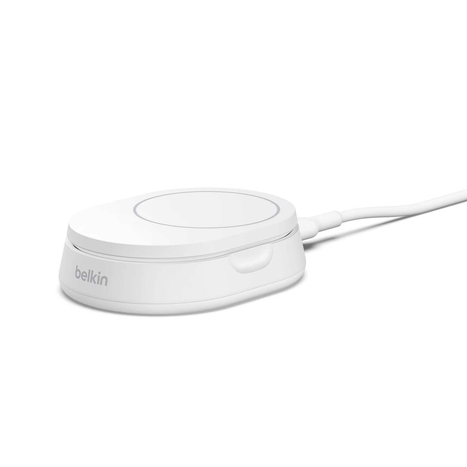 Chargeur sans fil Belkin blanc sur fond blanc, vue latérale.