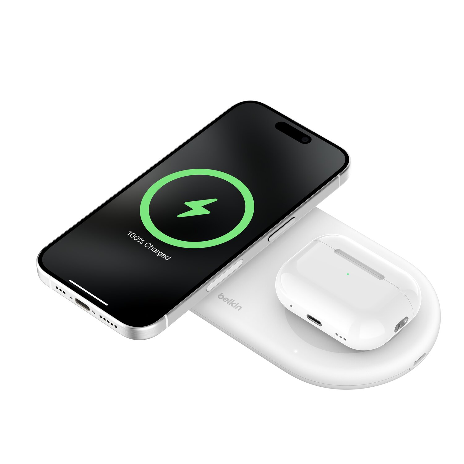 Telefoon laadt op een witte draadloze oplader. Witte oortelefoonhoes ernaast.