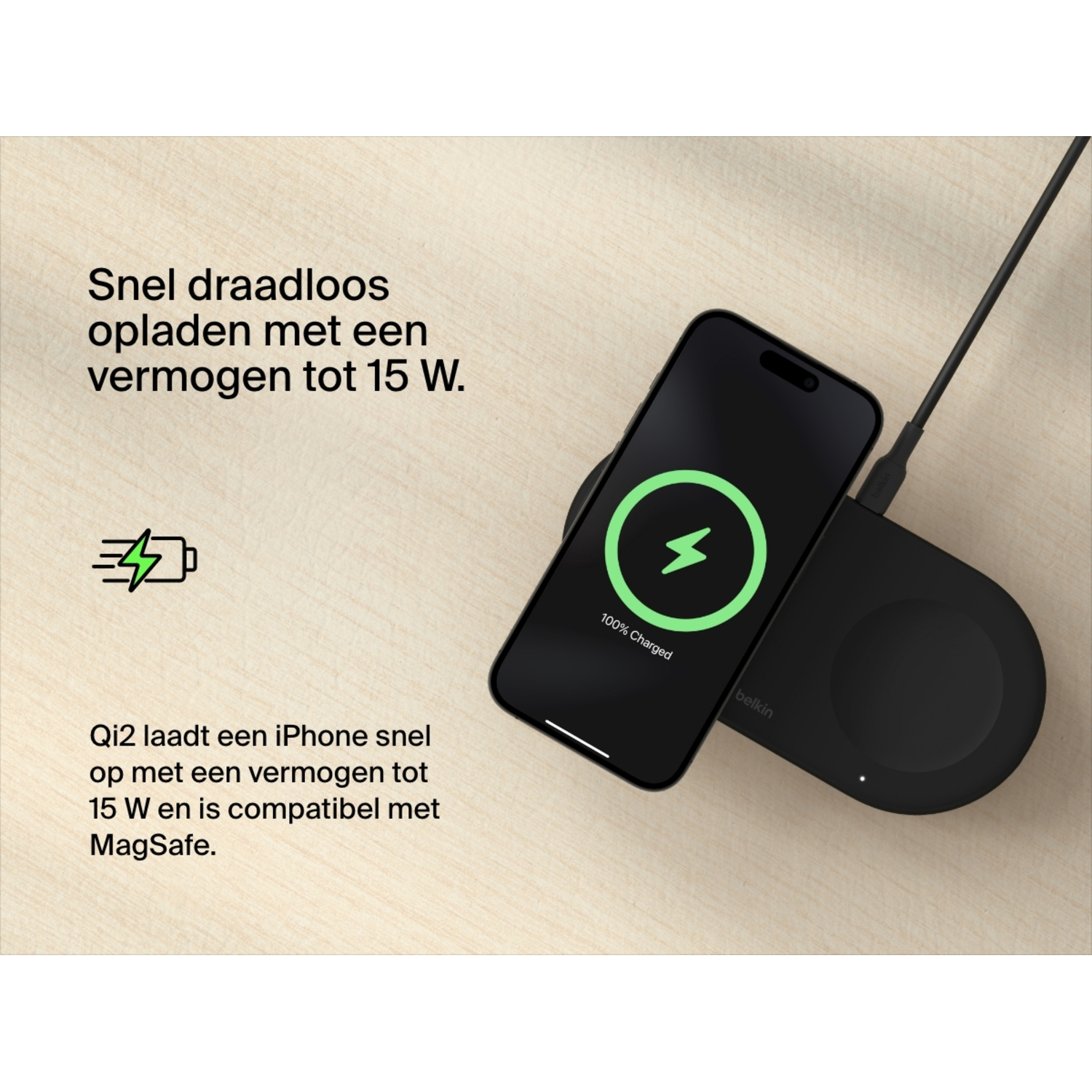 Een telefoon die oplaadt op een draadloos oplaadpad.