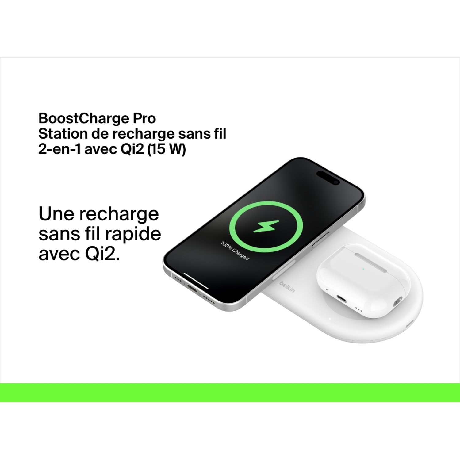 Un téléphone en charge sur un socle de charge blanc avec un étui pour écouteurs, sur fond blanc.