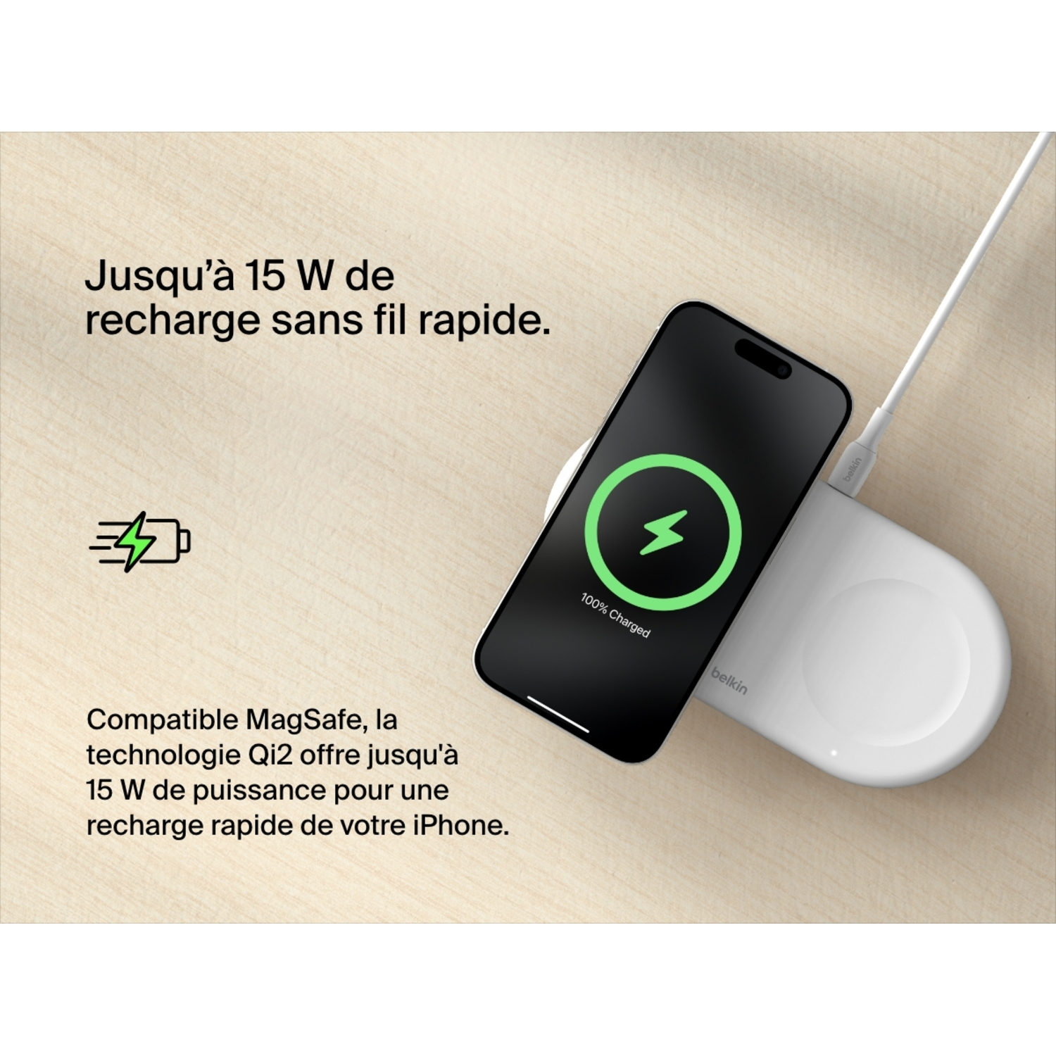 Un téléphone se chargeant sur un chargeur sans fil Belkin blanc, affichant un indicateur de charge.