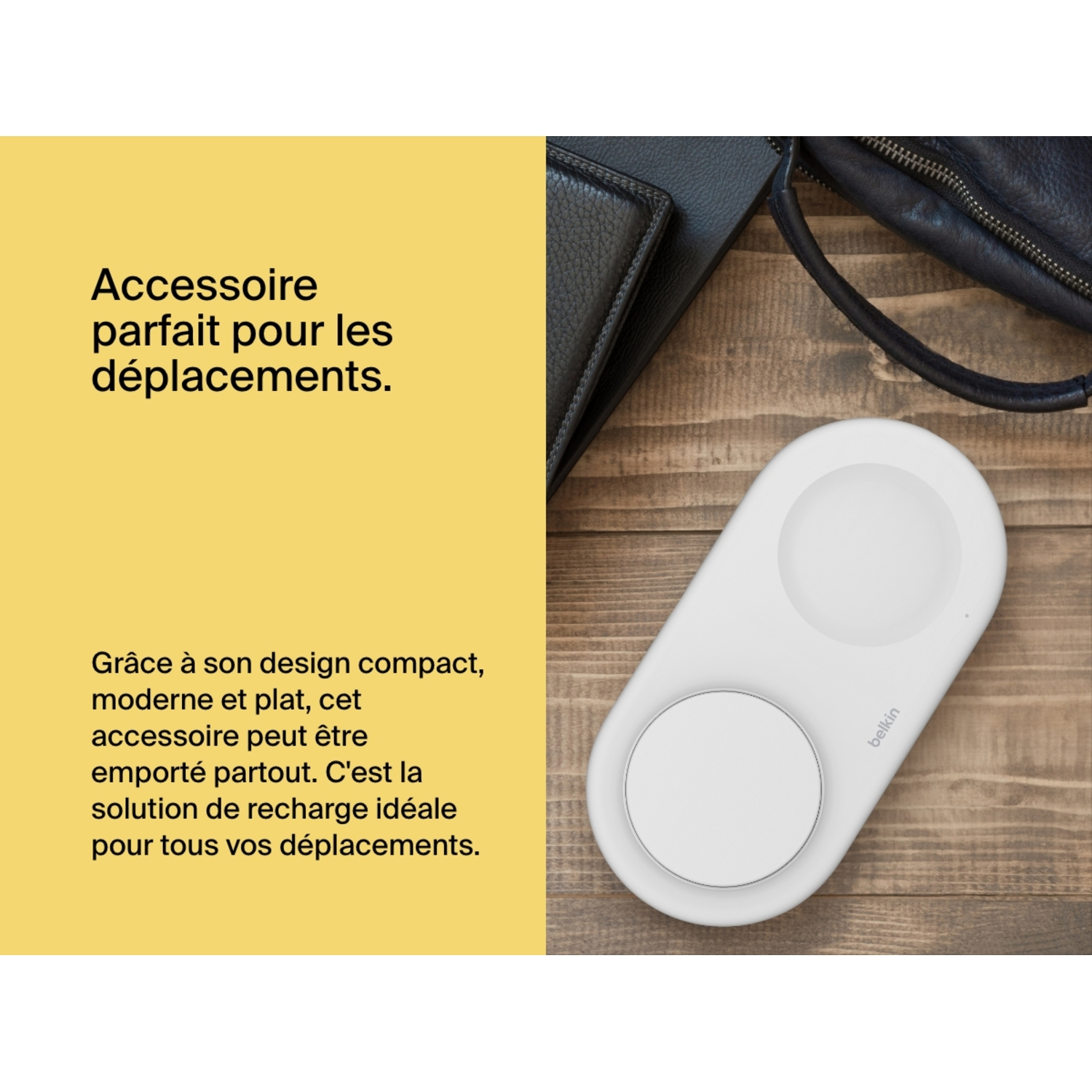 Chargeur sans fil blanc sur surface en bois, avec portefeuille et sac noirs en arrière-plan.