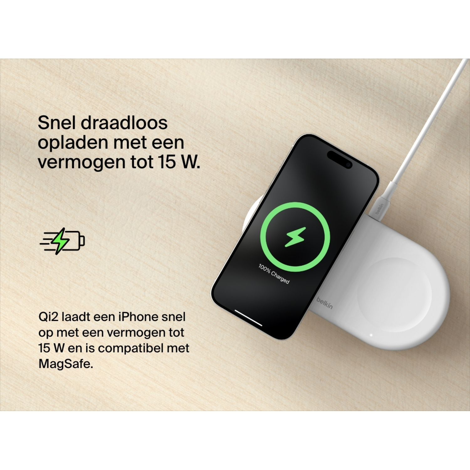 Witte draadloze oplader met telefoon. Telefoon toont oplaadsymbool. Houten achtergrond.