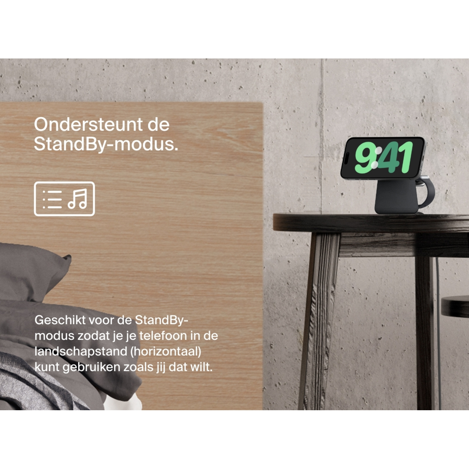 Een smartphone op een standaard die een klok weergeeft, naast een bed en een houten tafel.