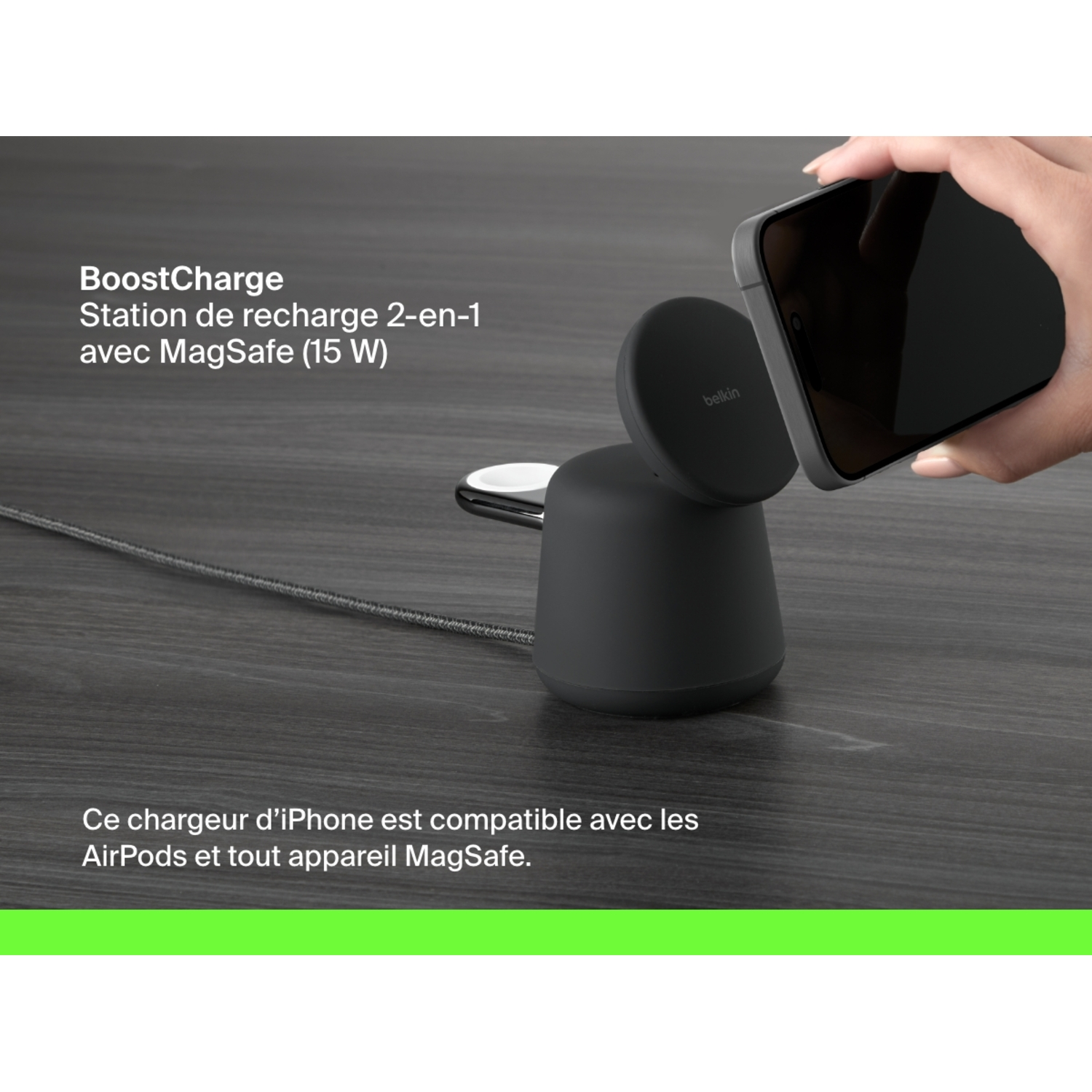 Une station de charge Belkin noire avec un téléphone placé sur le socle de charge. Texte en français.