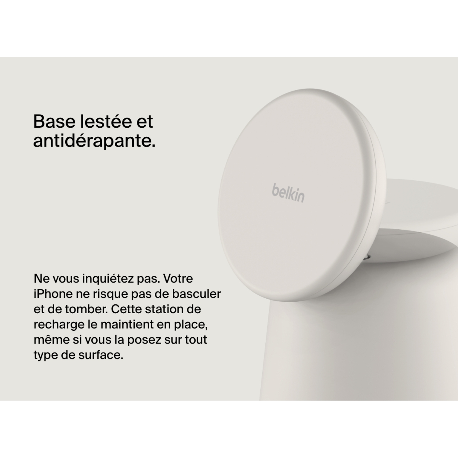 Un chargeur sans fil Belkin blanc. Le texte dit : 'Base lestée et antidérapante.' et plus de texte en français.