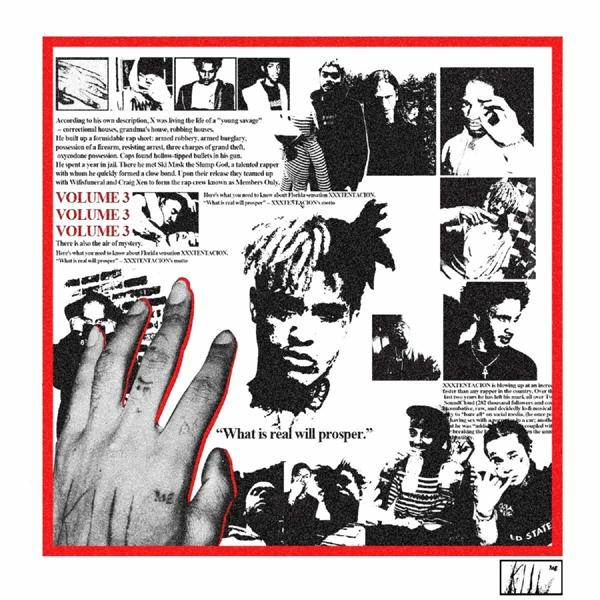 XXXTentacion fekete-fehér képeinek kollázsa szöveggel. Előtérben egy ujj.
