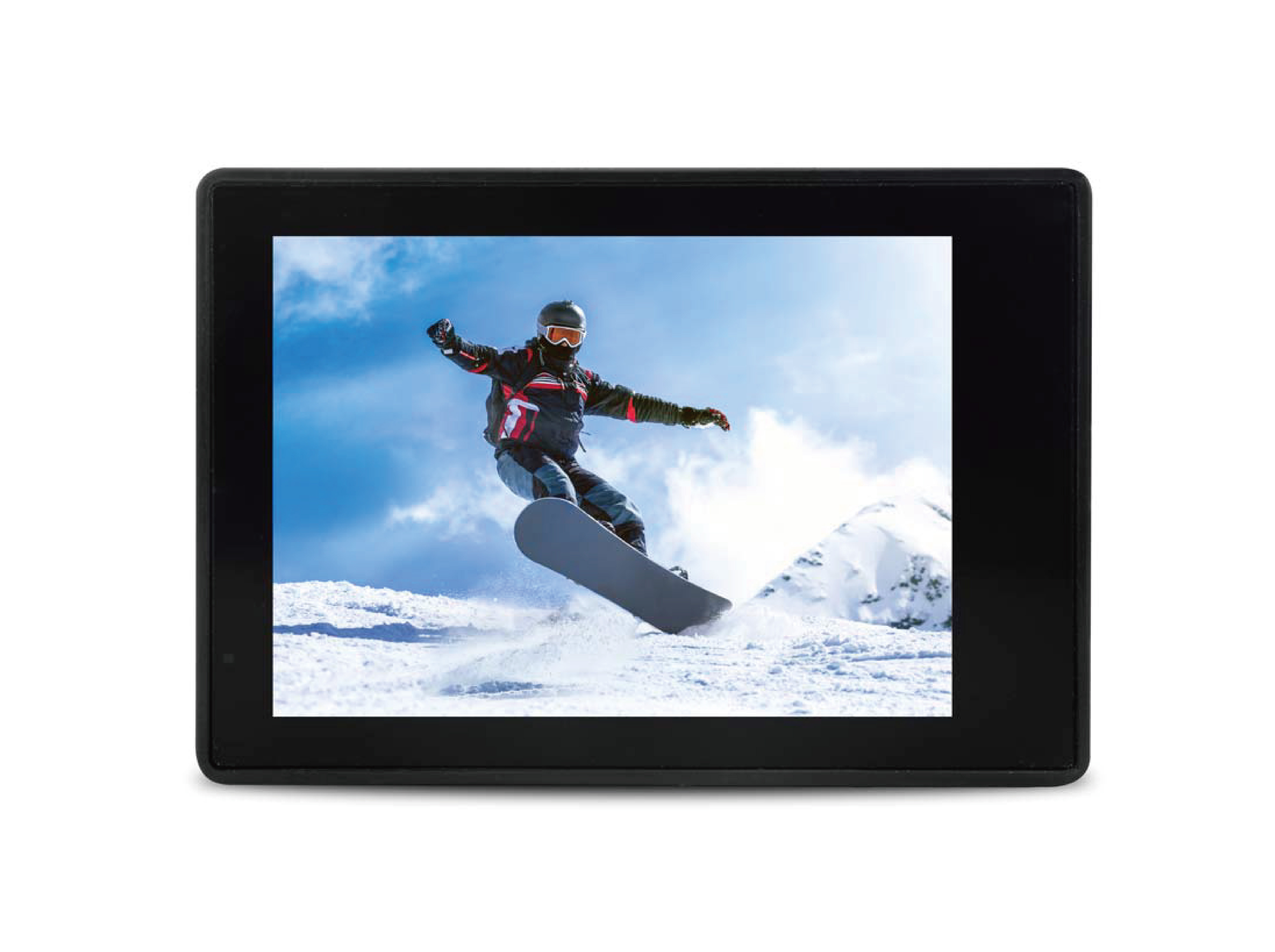 Ekranda, karlı dağların fonunda zıplayan bir snowboardcu görülüyor.