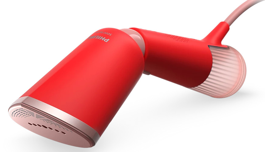 Czerwony i różowy ręczny parownik do odzieży Philips ze złotym różowym detalem. Jest skierowany w prawo.