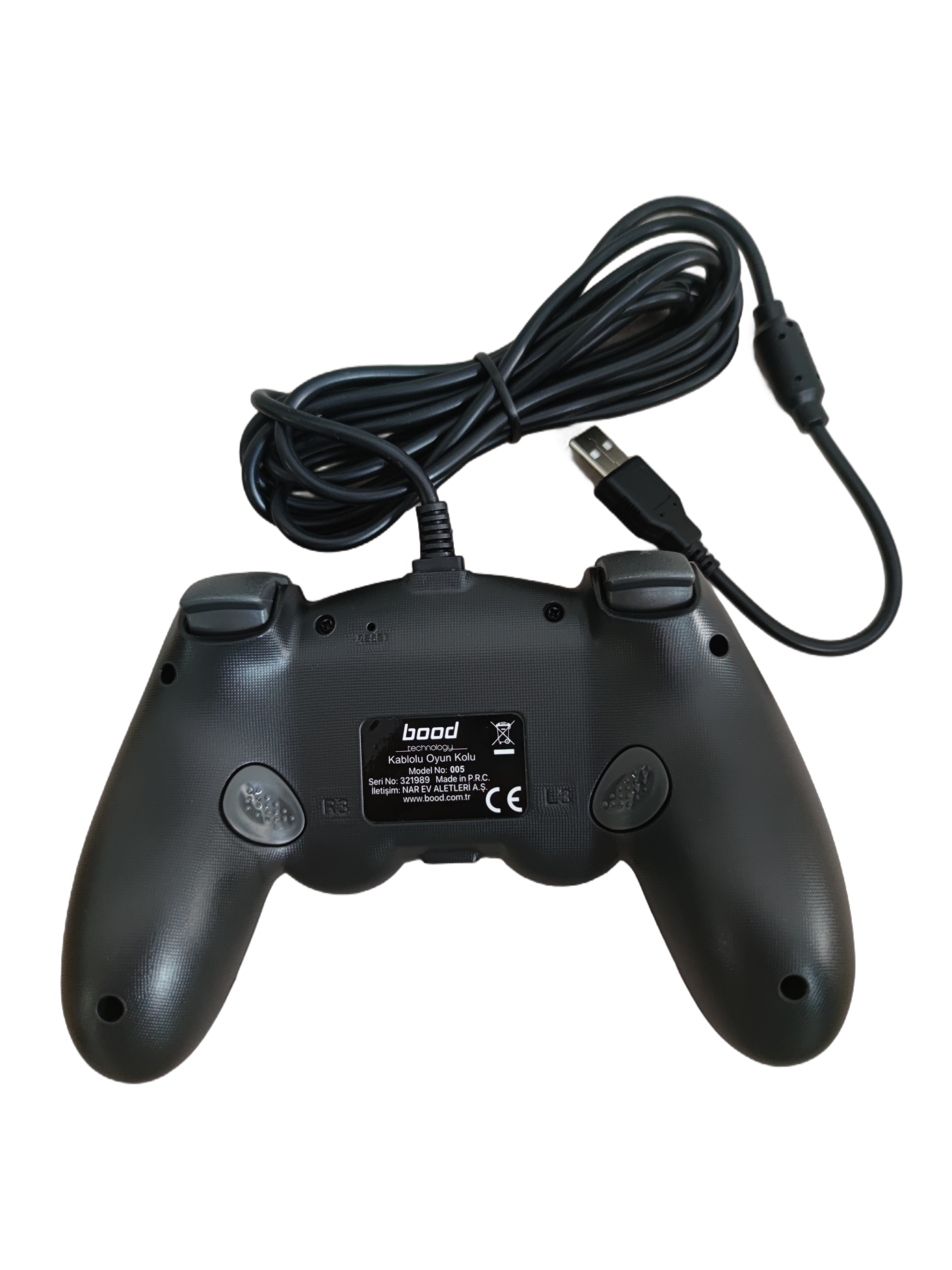 Siyah arka planda siyah gamepad, kablolu.