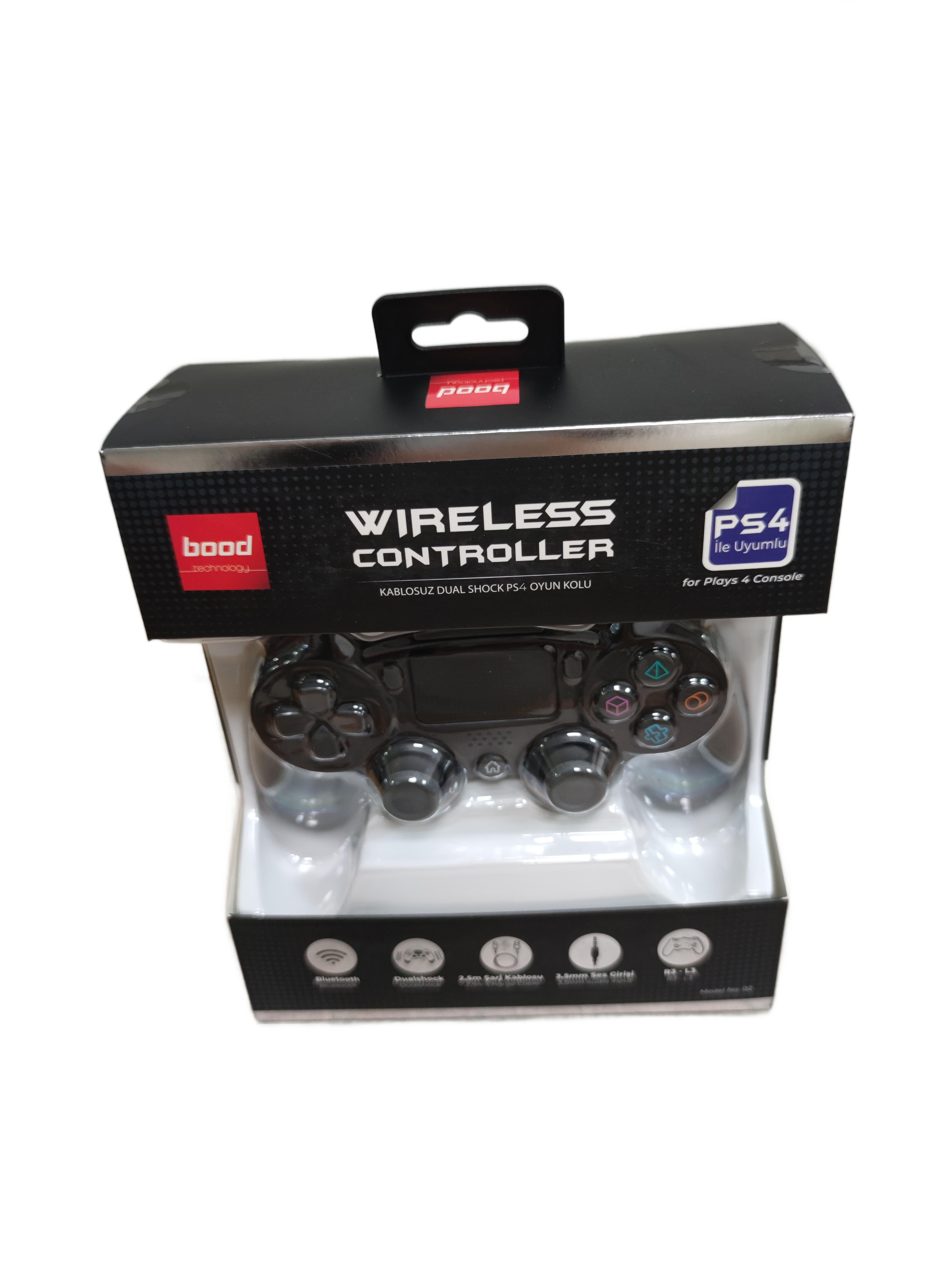Siyah kablosuz bir kontrolcü kutuda. Kutunun üzerinde metin: Kablosuz Kontrolcü, PS4 uyumlu. Beyaz zemin.