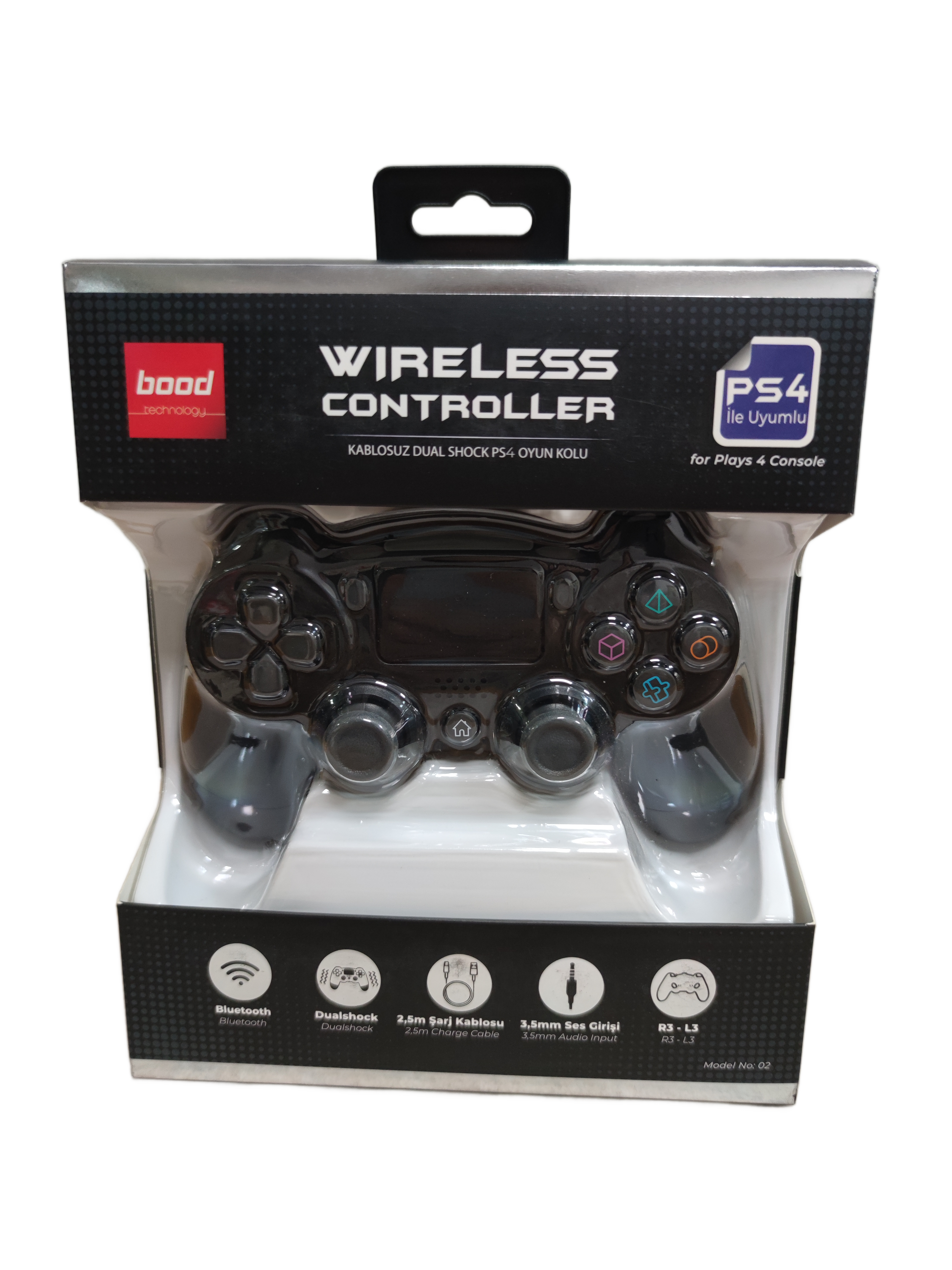 Ambalajında siyah oyun kontrolcüsü. Ambalajda metin ve logolar var.