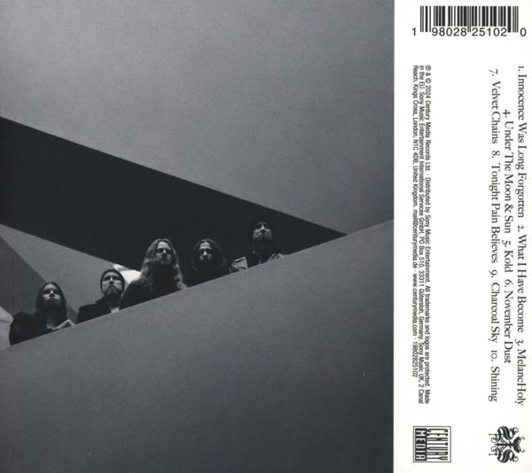 Ein CD-Cover mit Bandmitgliedern auf einer Treppe. Text und Logo rechts.