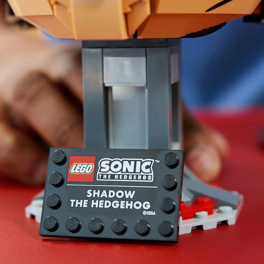 Eine Lego-Set-Box mit der Lego Sonic the Hedgehog Shadow-Figur auf roter Oberfläche.