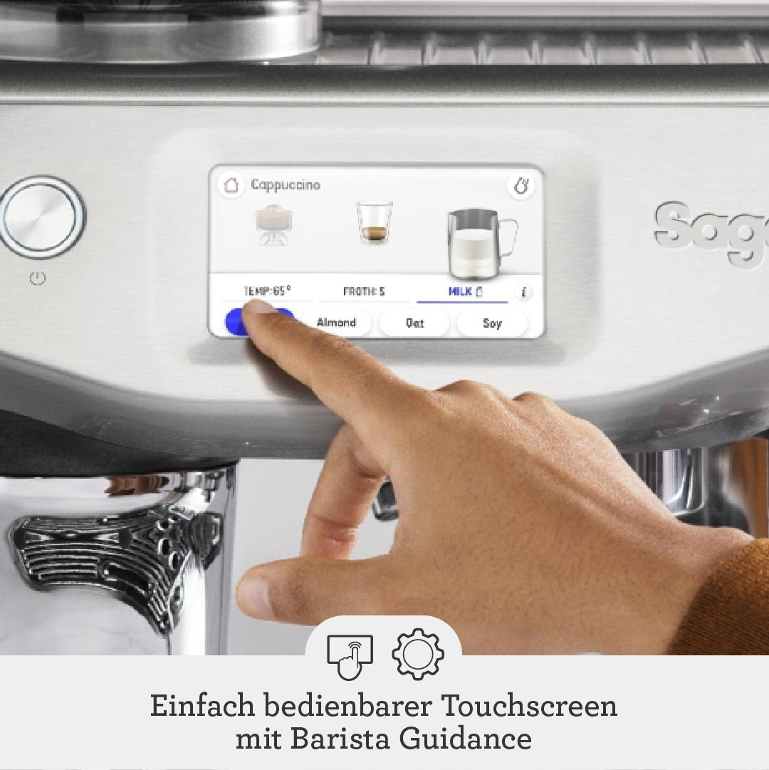 Ein Touchscreen einer Kaffeemaschine wird von einer Hand berührt. Der Bildschirm ist an.