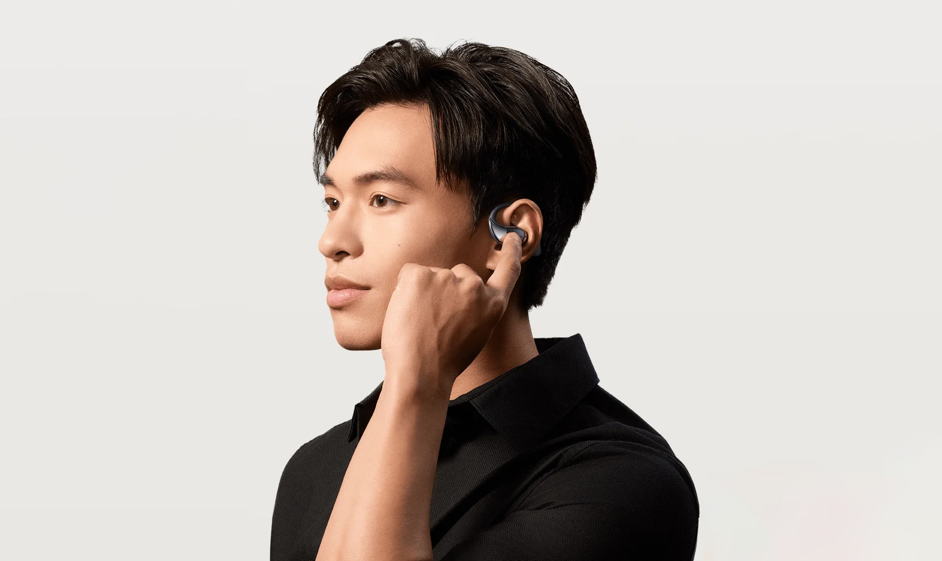 Mężczyzna z wkładką douszną, patrzący w lewo.