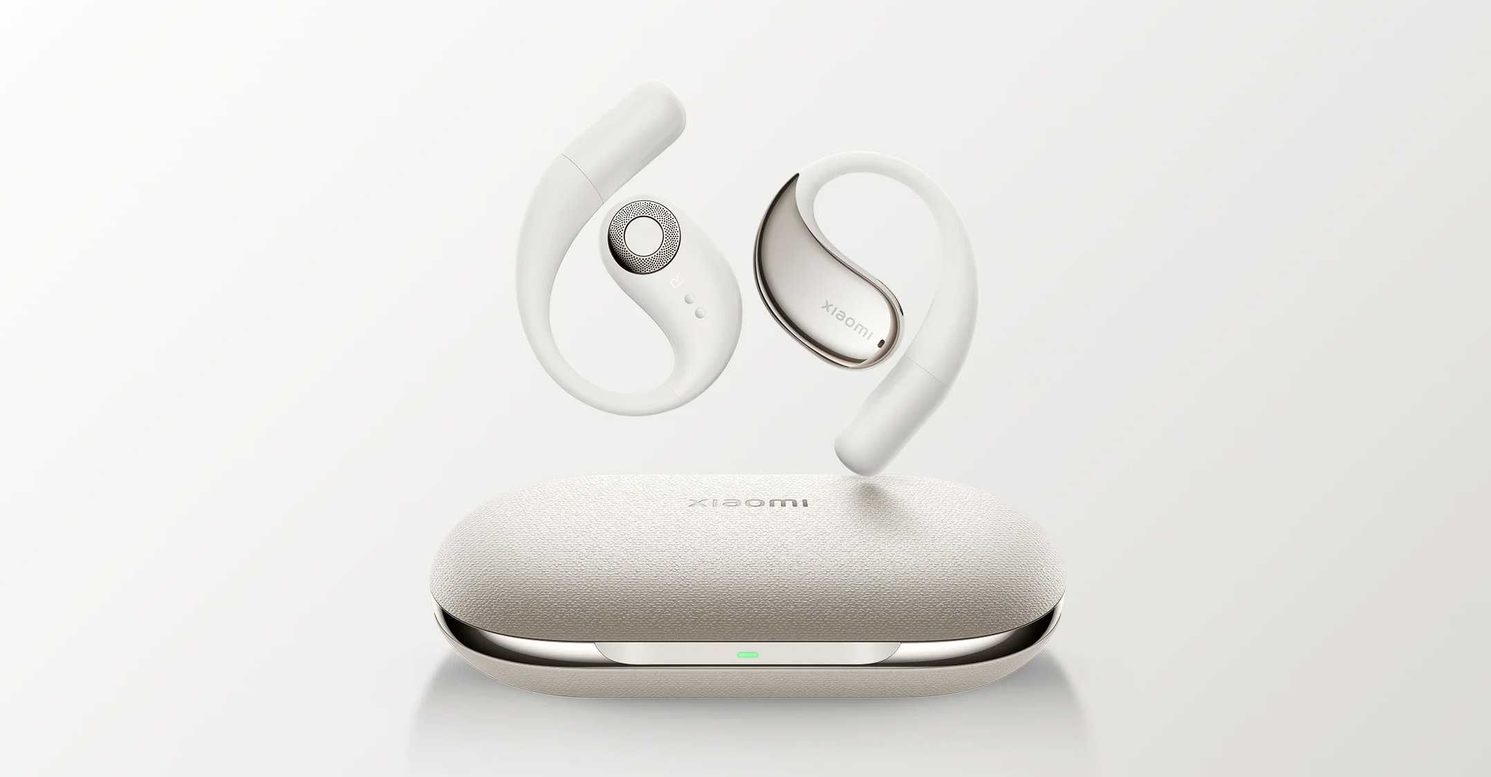 Białe bezprzewodowe słuchawki i etui ładujące na białym tle. Widoczne logo Xiaomi.