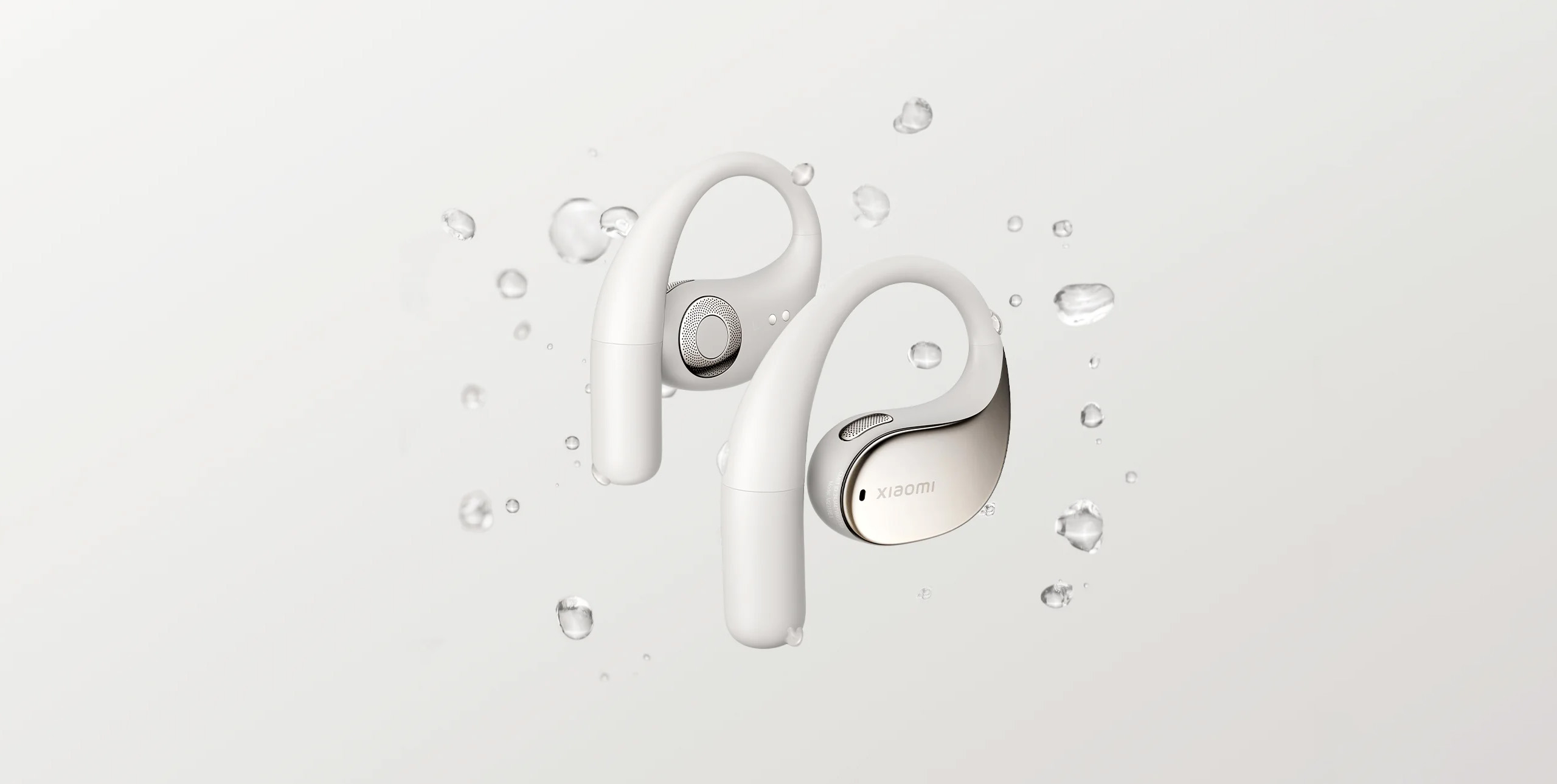 Białe bezprzewodowe słuchawki, krople wody, jasne tło.