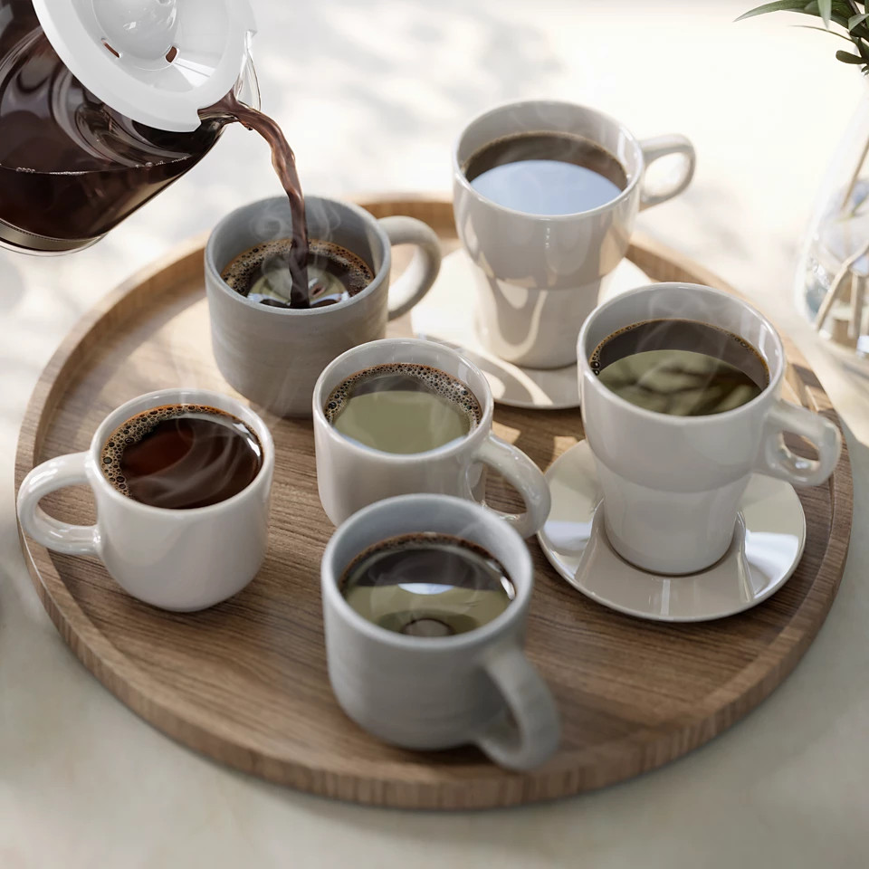 Drewniana taca z filiżankami kawy, do których wlewa się kawę.