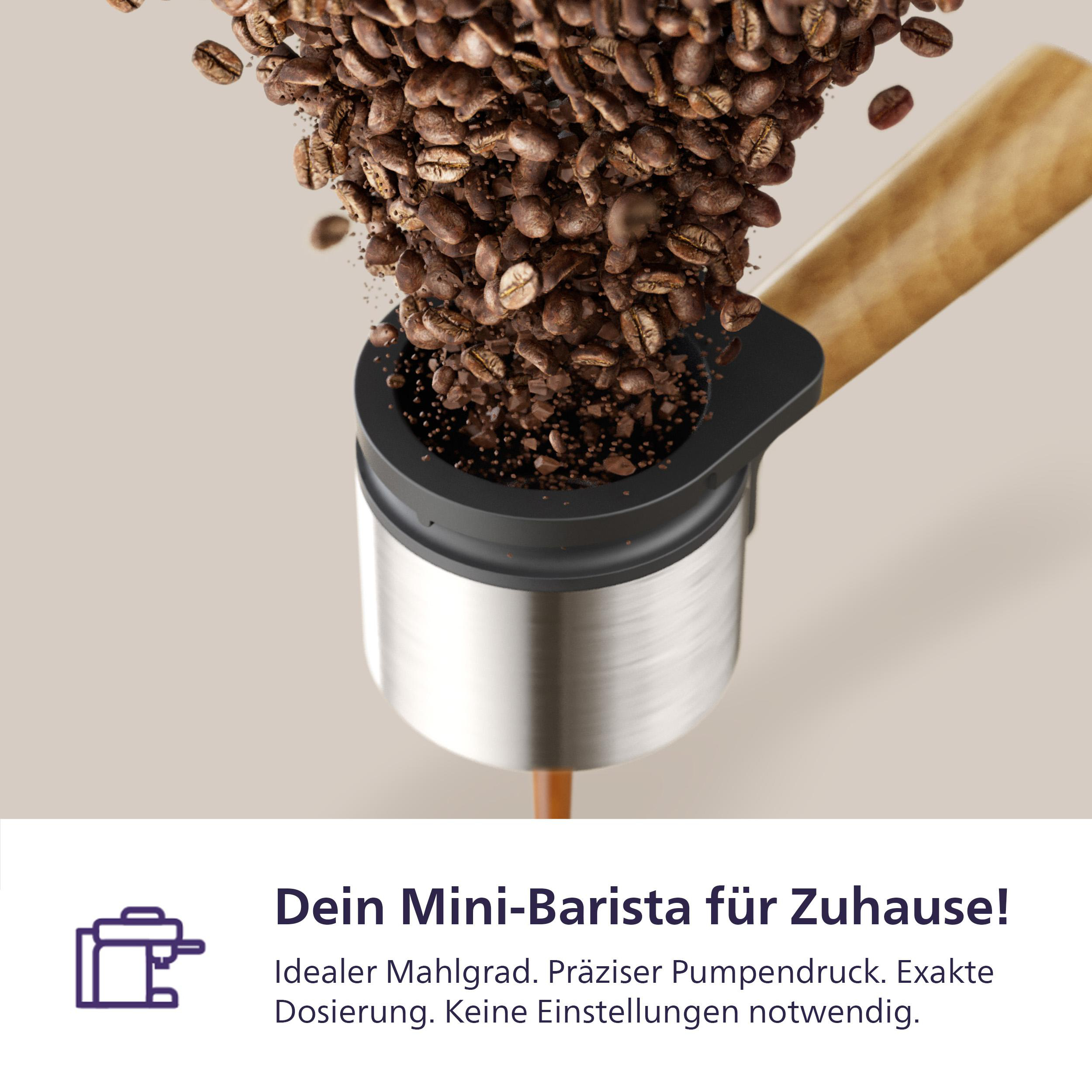 Nahaufnahme von Kaffeebohnen, die in einen Siebträger gegossen werden, mit Text darunter.