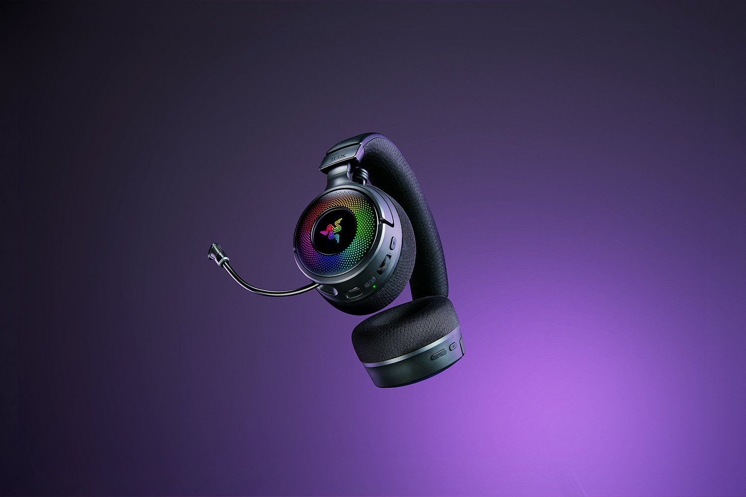 Cuffie da gioco fluttuanti in uno spazio viola. Le cuffie sono nere con illuminazione RGB.