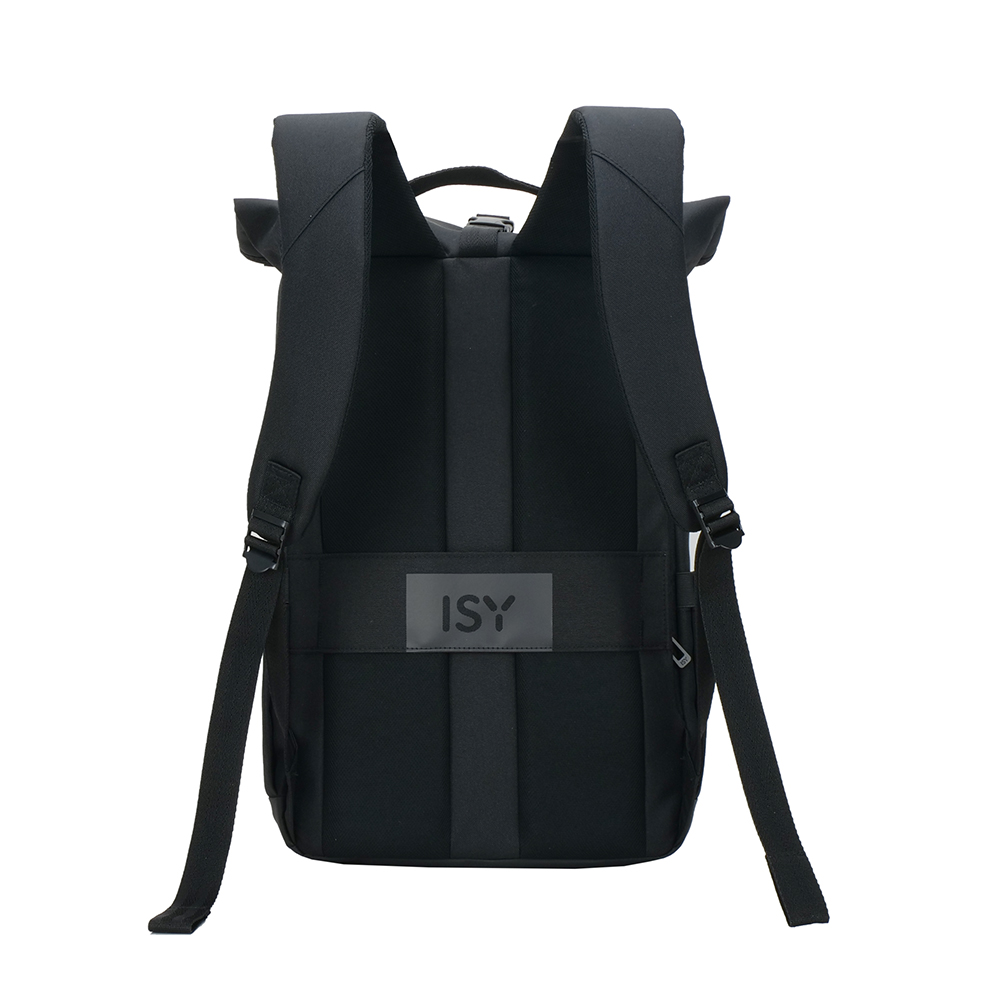 Mochila negra desde atrás, con la marca ISY. Se ven dos correas y un asa.