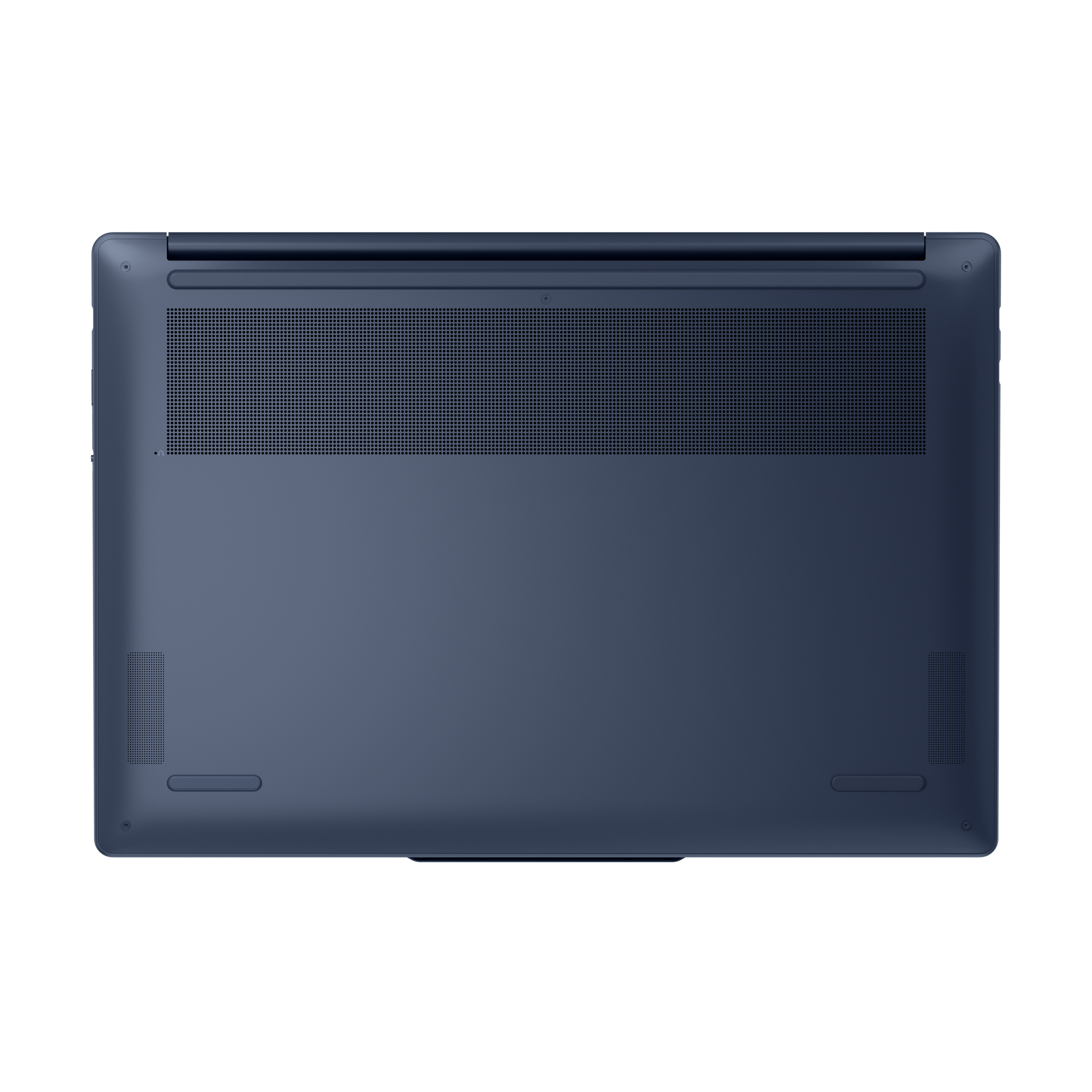 Siyah arka planda havalandırma delikleri ve küçük kauçuk ayakları olan mavi dizüstü bilgisayar altı.