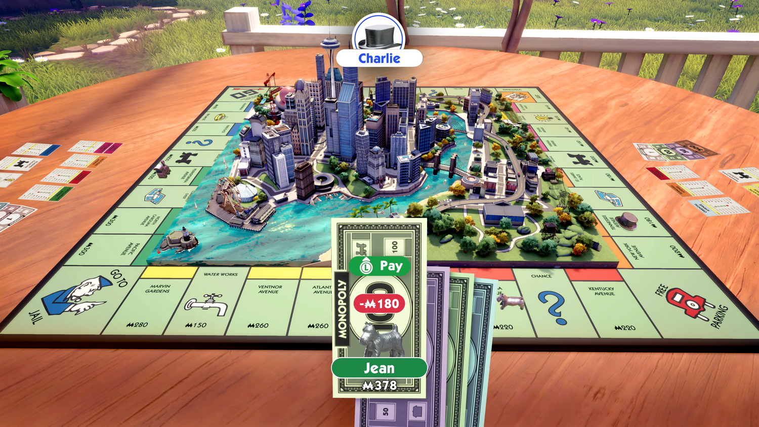 Juego de mesa Monopoly con jugadores y paisaje urbano en medio.